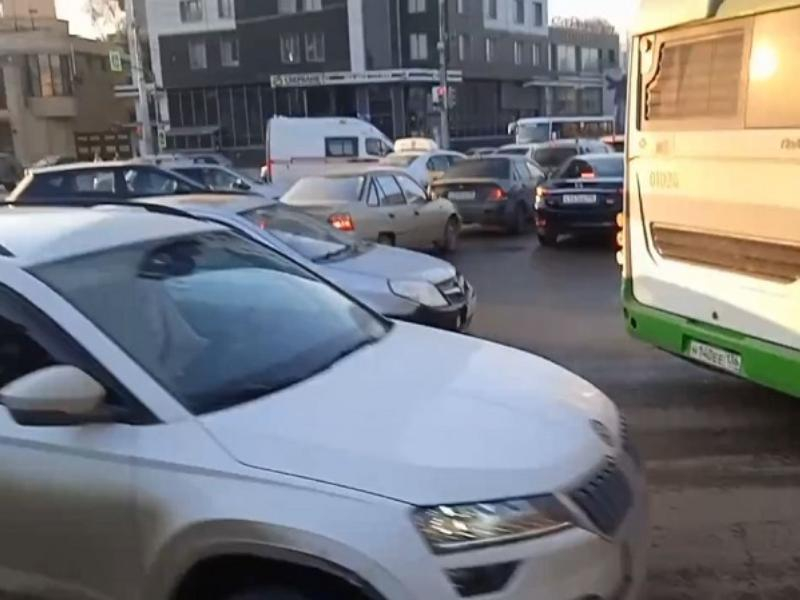 Пятничные пробки поставили скорую помощь в неудобное положение в центре Воронежа