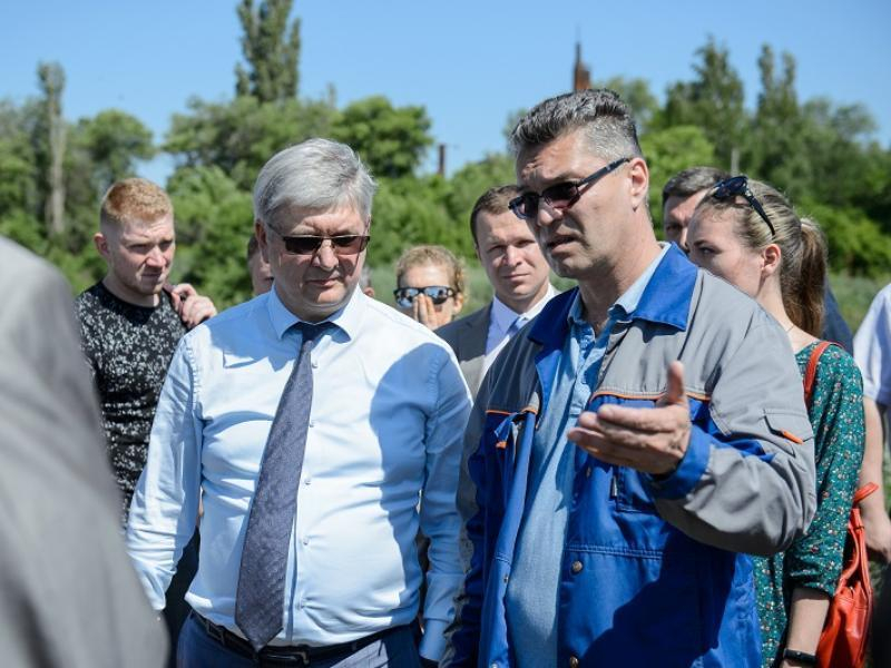 Губернатор Александр Гусев на месте разобрался в вонючих проблемах Воронежа