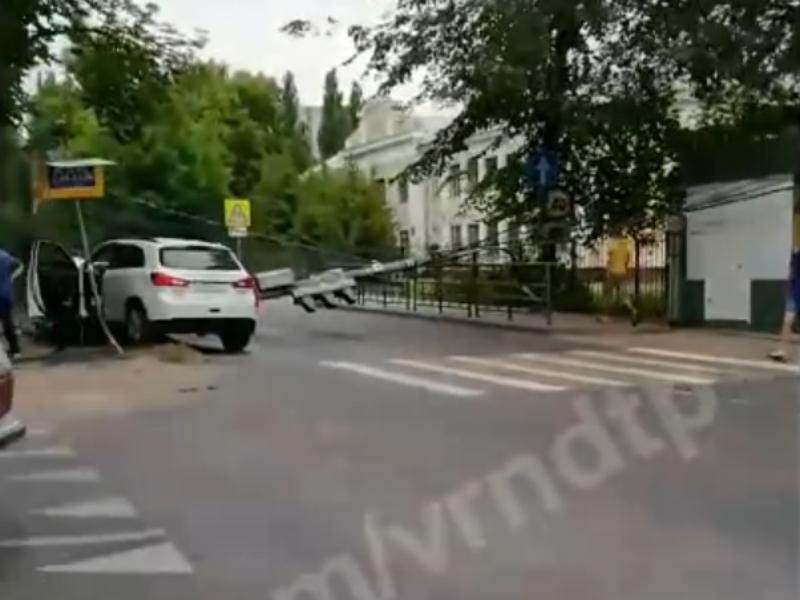 Последствия ДТП с поваленным светофором сняли в Воронеже