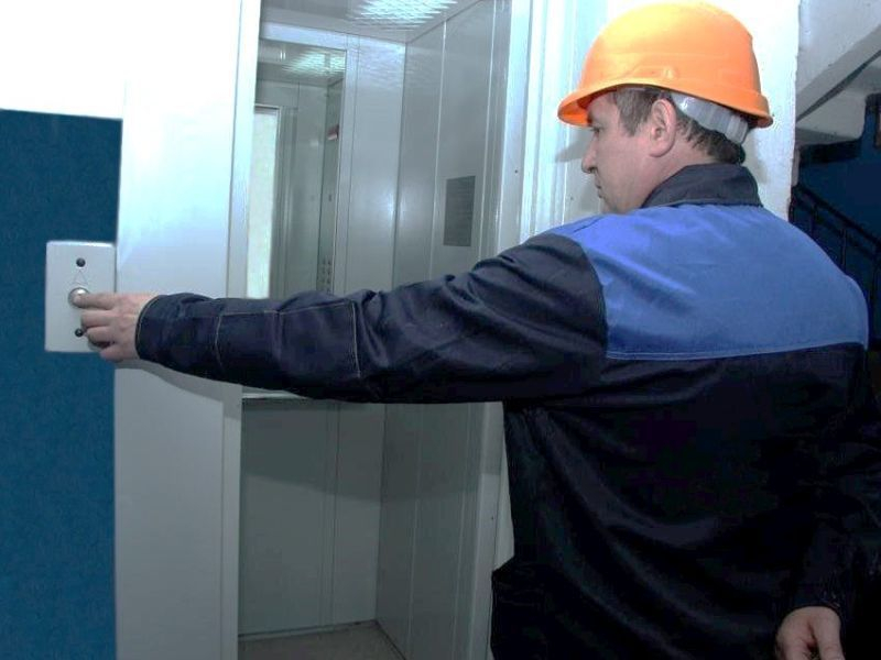 До конца года в воронежских многоэтажках смонтируют 385 новых лифтов