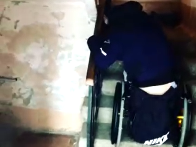 Спортсмен-колясочник показал, через что проходят инвалиды в Воронеже