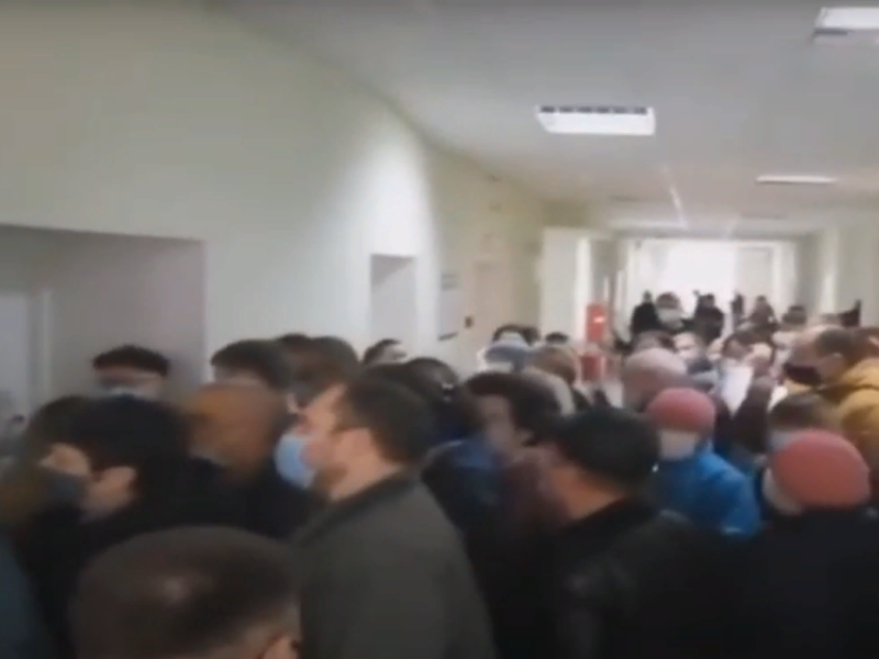 Жуткую давку пациентов поликлиники сняли на видео в Воронеже