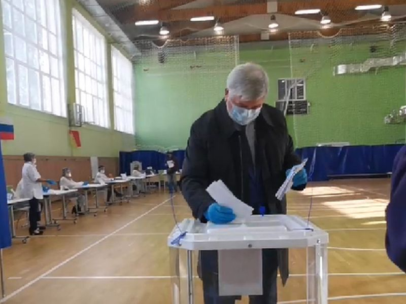 Опубликовано видео голосования воронежского губернатора на выборах в Госдуму