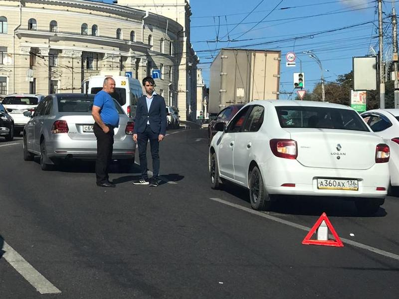 Подъем в центре Воронежа встал в час пик из-за двух водителей