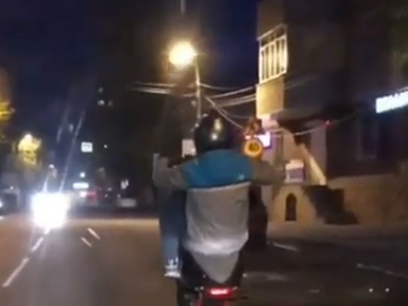 Неадекватное поведение мотоциклиста в Воронеже сняли на видео