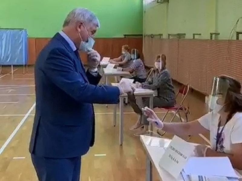 Губернатор Гусев весело проголосовал по поправкам в Конституцию
