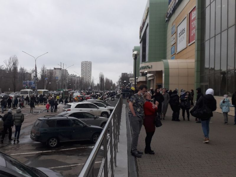 Экстренная эвакуация крупных торговых центров произошла в Воронеже