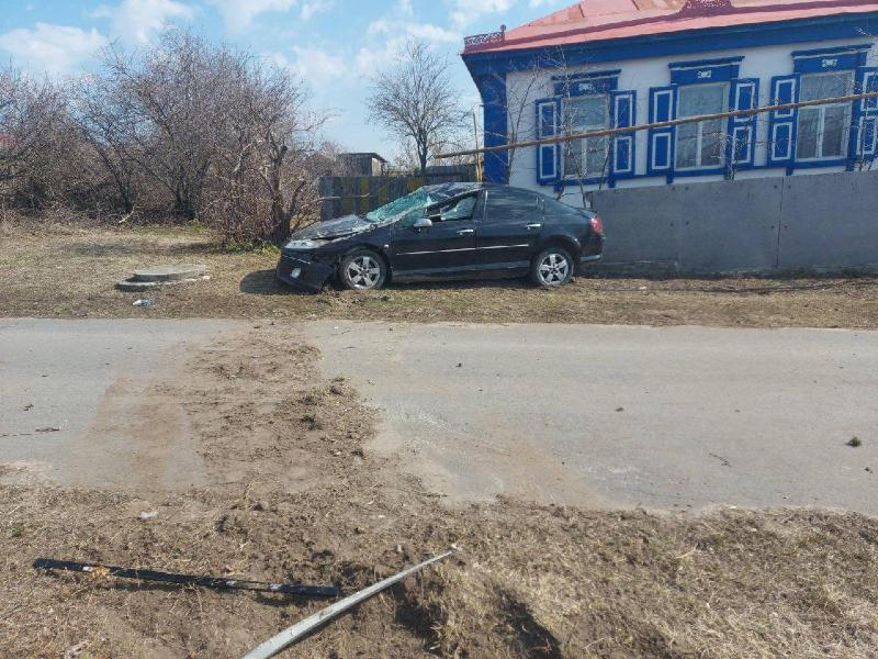Женщина на Peugeot протаранила забор частного дома в воронежском селе
