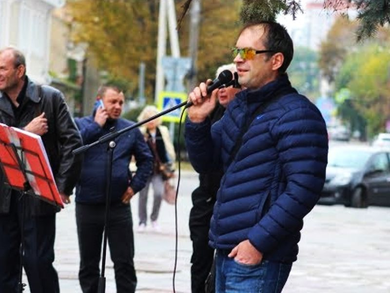 Депутат-певец от КПРФ Померанцев потерял 1,5 млн рублей доходов