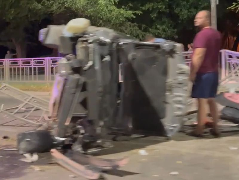 В груду металлолома превратилась машина после столкновения с оградой в Воронеже
