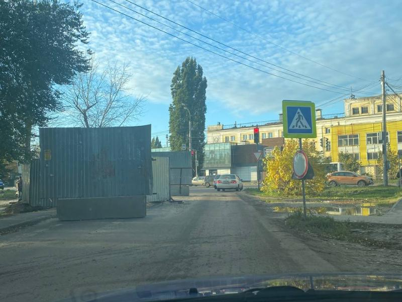 «Оставили баррикады»: головную боль автомобилистов показали на узком участке в Воронеже