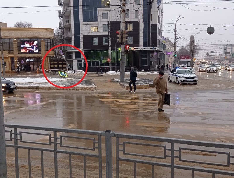 Машины устроили разгром светофору и знаку в центре Воронежа