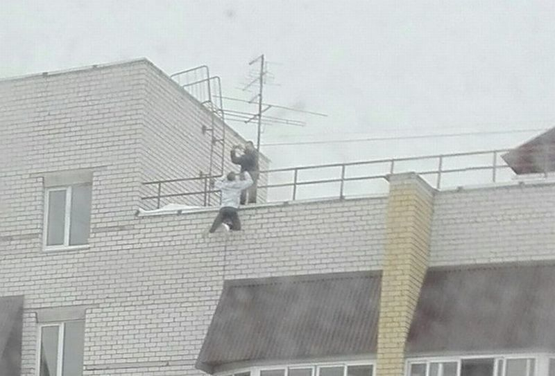 Воронежские подростки сфотографировались, повиснув на крыше высотного дома