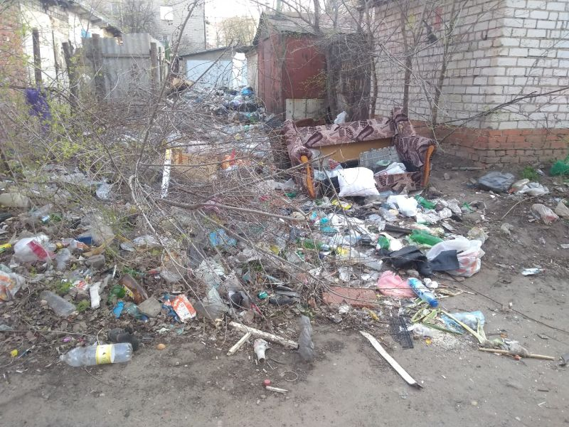 На мусорный притон бомжей пожаловались жители Воронежа