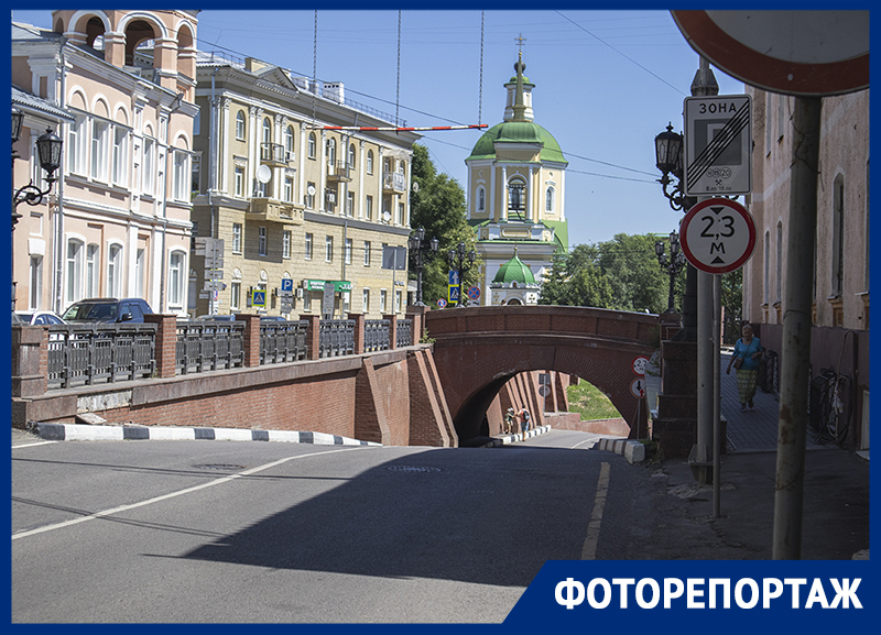 Как выглядит двухсотлетний мост, объединяющий грузовики и молодоженов в Воронеже