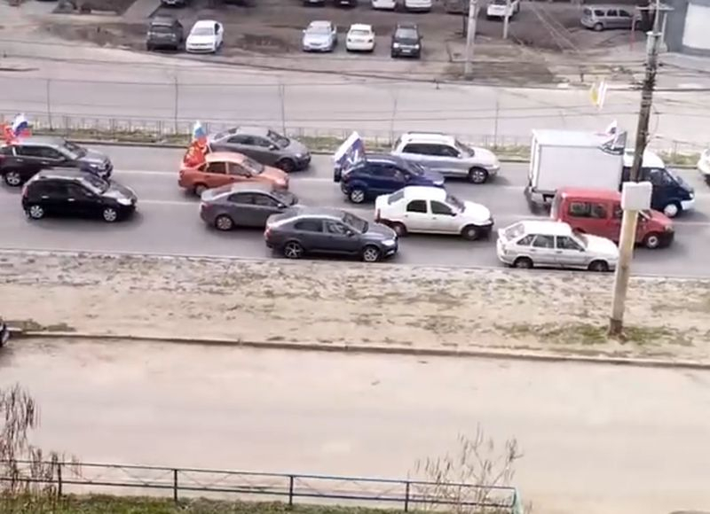 Патриотический Z-автопробег сняли на видео из окна в Воронеже
