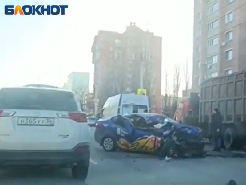 Раскуроченное такси после страшного ДТП показали в Воронеже