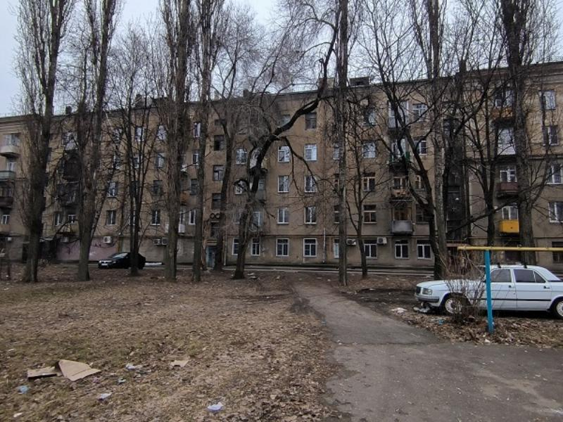 Подвал дома, где жили бомжи, затопило нечистотами в Воронеже