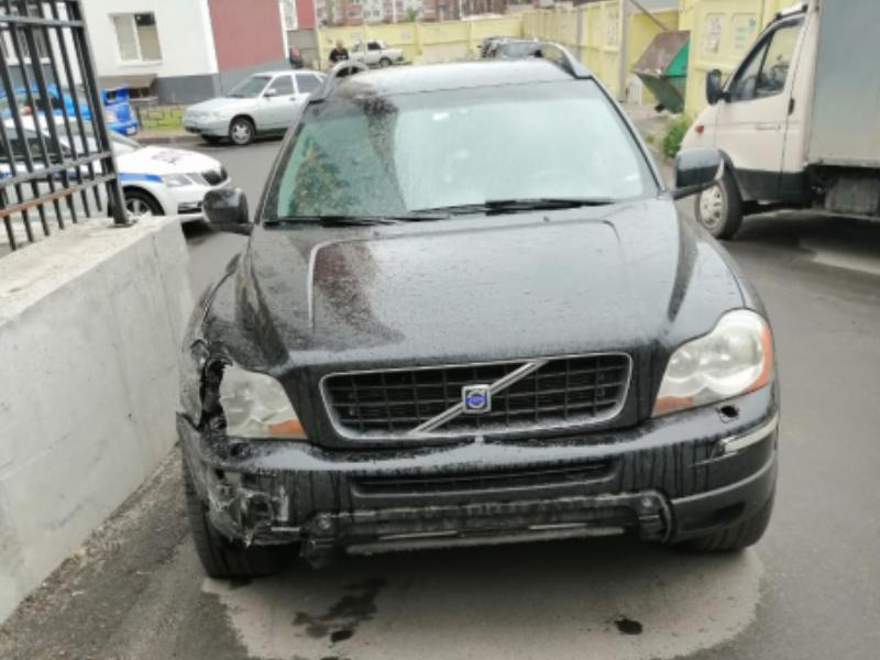 В Воронеже водитель протаранил припаркованные машины, испугался и убежал
