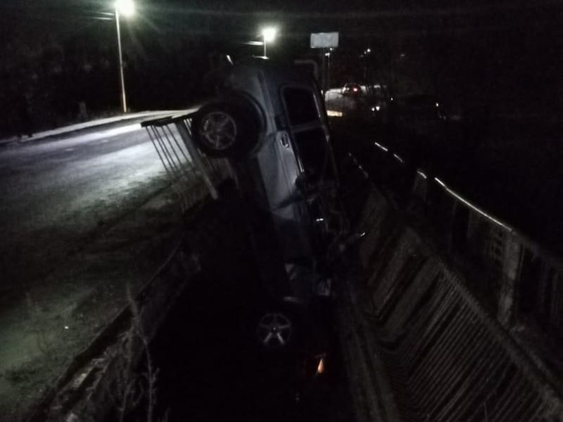 Вертикальный провал автомобиля в дыру на мосту произошел под Воронежем