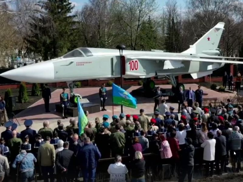 Грандиозное авиашоу устроили в честь открытия памятника Су-24М под Воронежем