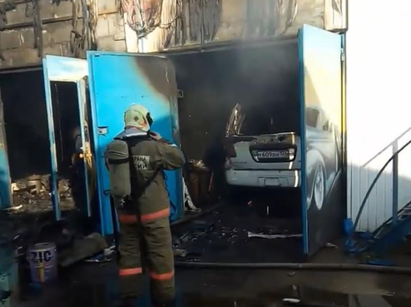 Разрушительные последствия пожара в автосервисе сняли на видео в Воронеже