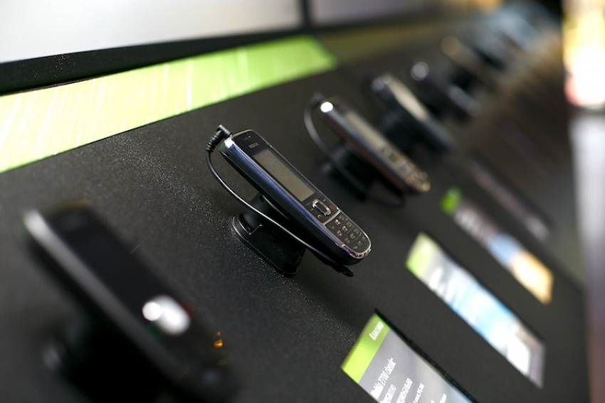 Молодой воронежец стал грабить салоны сотовой связи из-за любви 