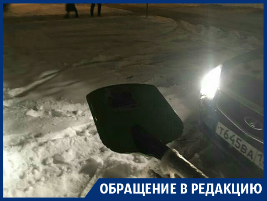 Снег с платных парковок начали убирать сами жители Воронежа