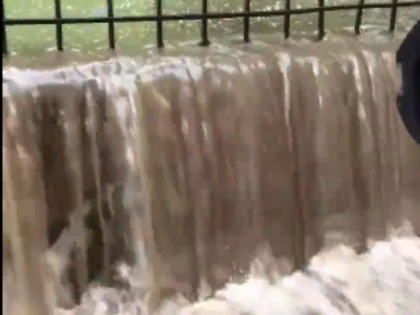 Непогода подарила воронежцам сильнейший «водопад» в центре города 