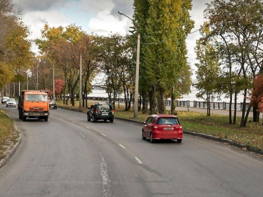 Власти перекрыли движение по улице вдоль водохранилища в Воронеже