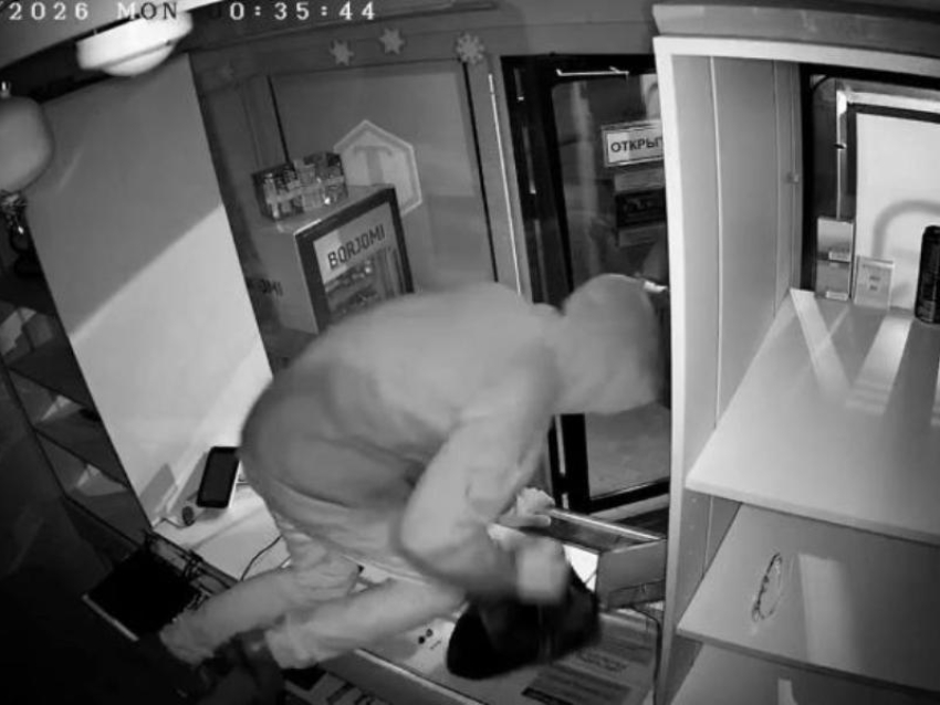 «Стоять!»: борьба табачного воришки и охранницы попала на видео в Воронеже