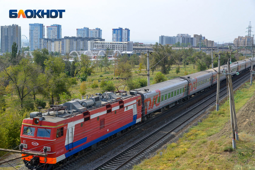 КамАЗ столкнулся с поездом в Воронежской области