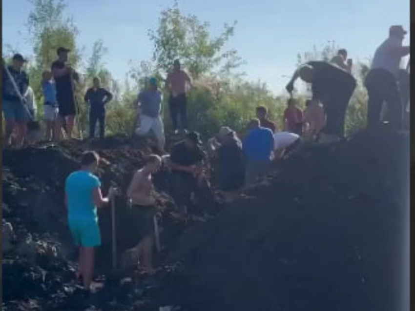 Местные жители вышли на войну с самодельной дамбой в Воронеже