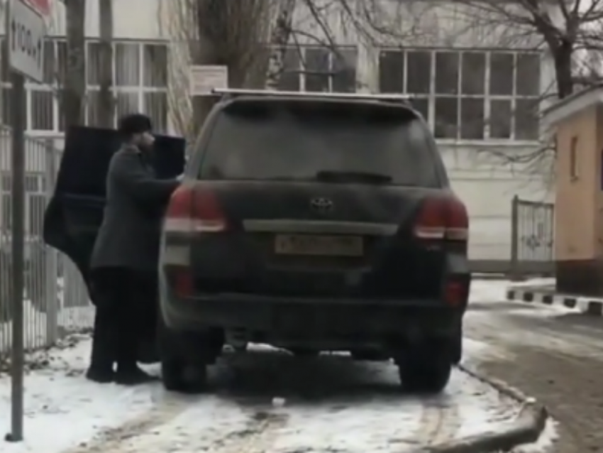 Батюшка припарковал Land Cruiser на тротуаре в Воронеже 