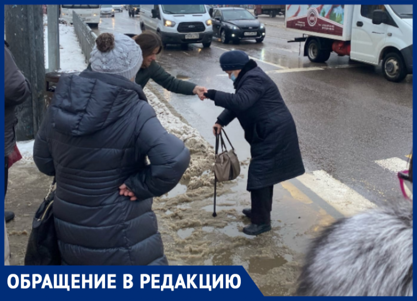 «Стыд и позор»: коммунальщиков пристыдили фотографией со старушкой в Воронеже 