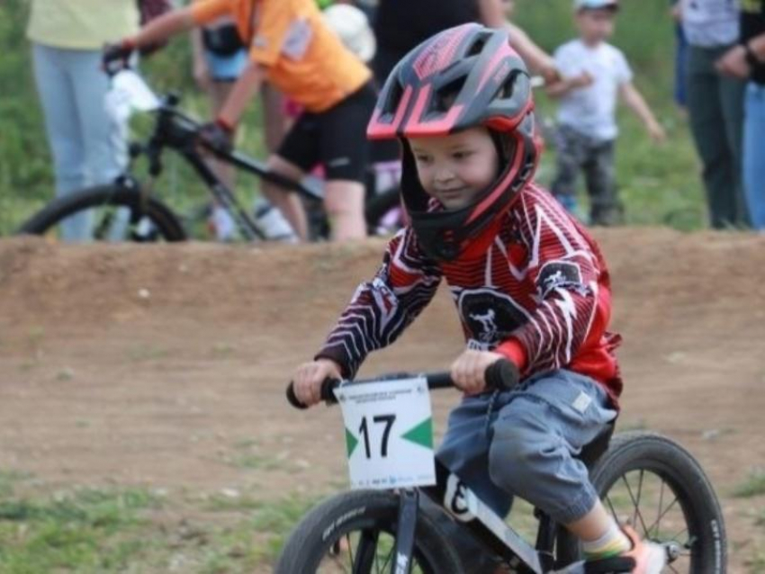 Четырехлетние спортсмены приняли участие в велосипедных соревнованиях в Воронежской области