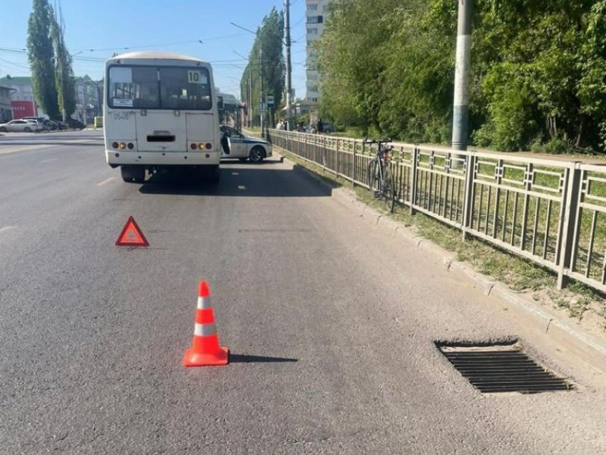 Велосипедист столкнулся с автобусом в Воронеже 