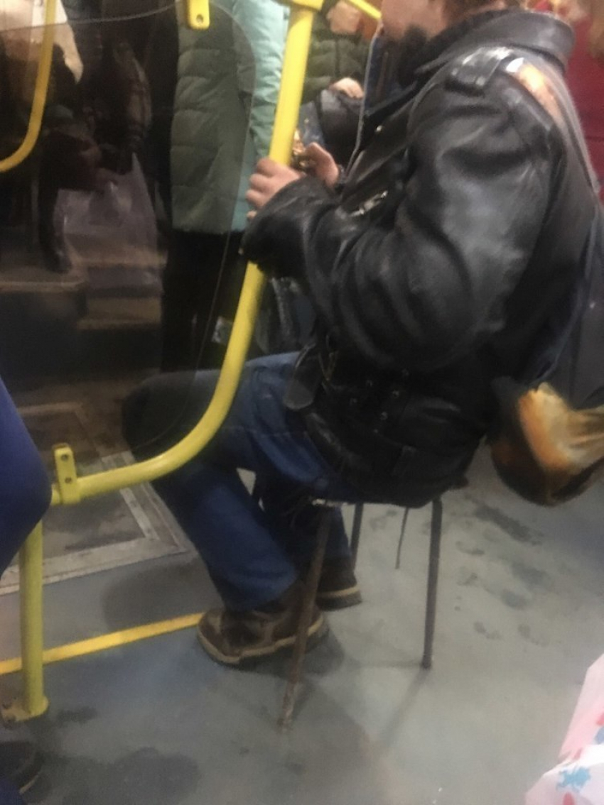 Металлист со своим стулом в автобусе рассмешил воронежцев