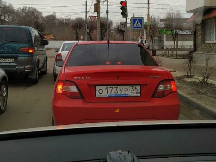 Опасное вождение Daewoo Nexia сняли на дороге в Воронеже 