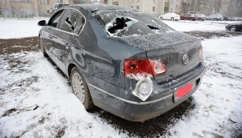 Изуродовать 13 машин в Воронеже хулигана заставил Бенджамин Франклин