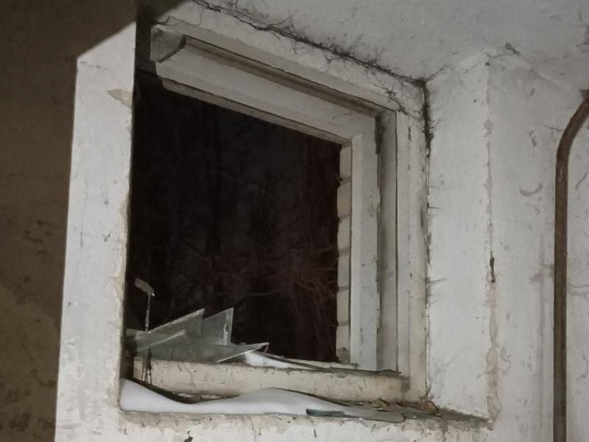 Выбитое окно заставляет мерзнуть целый дом в Воронеже