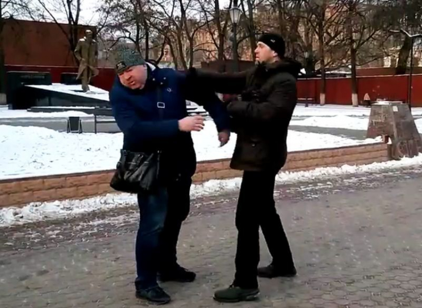 Драка Шамардина с веселым пешеходом в центре Воронежа попала на видео 