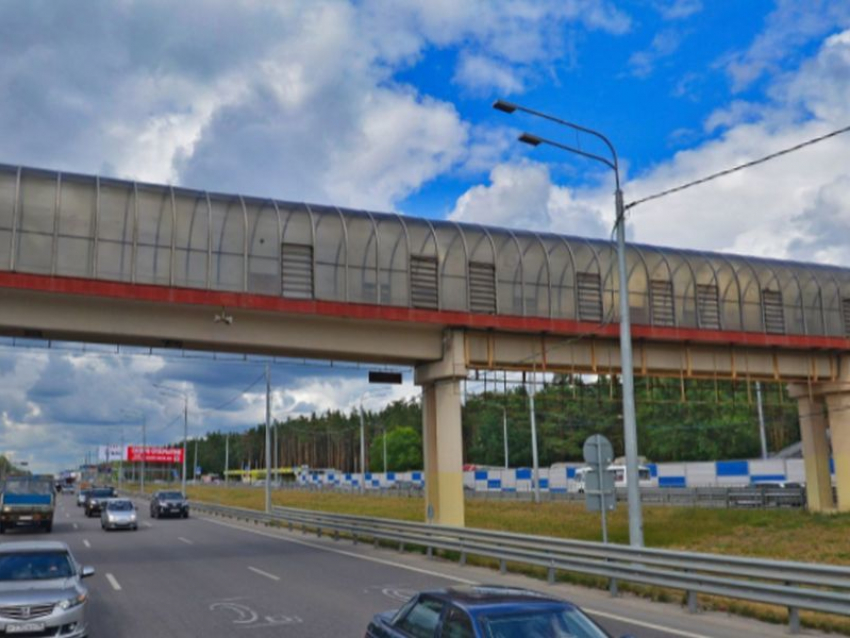 В надземном переходе у Воронежской облбольницы нашли труп мужчины