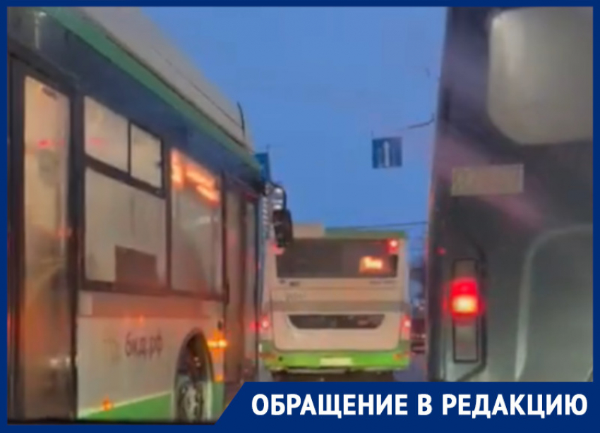 Автобусы взяли «в мешок» легковушку в Воронеже 