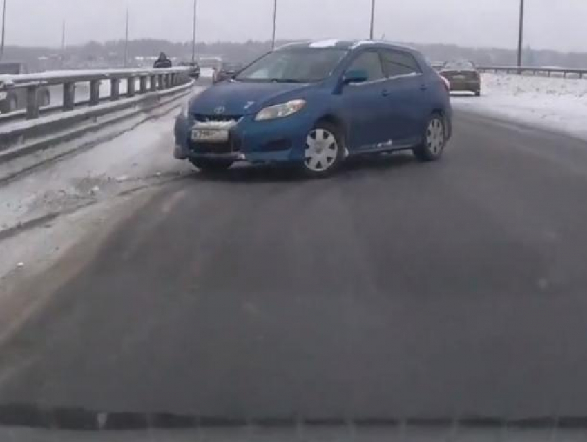 На видео попало, как на воронежском участке М-4 опасно развернуло машину 