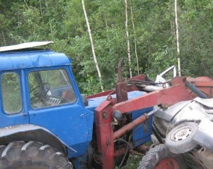 Пьяный тракторист в Воронежской области проткнул иномарку погрузочными вилами