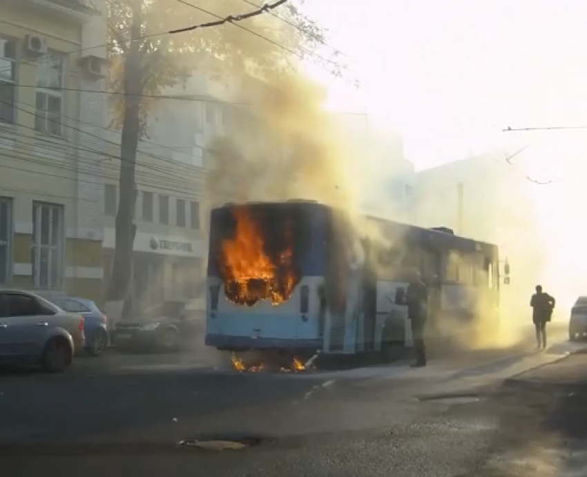 В Сети появилось видео возгорания автобуса №80 в центре Воронежа 