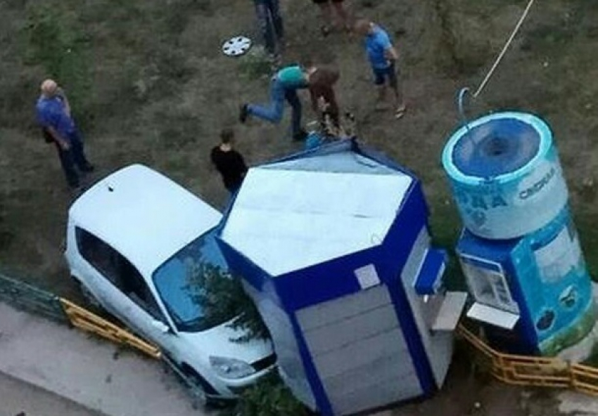 Пьяные воронежцы избили протаранившего автомат с артезианской водой лихача