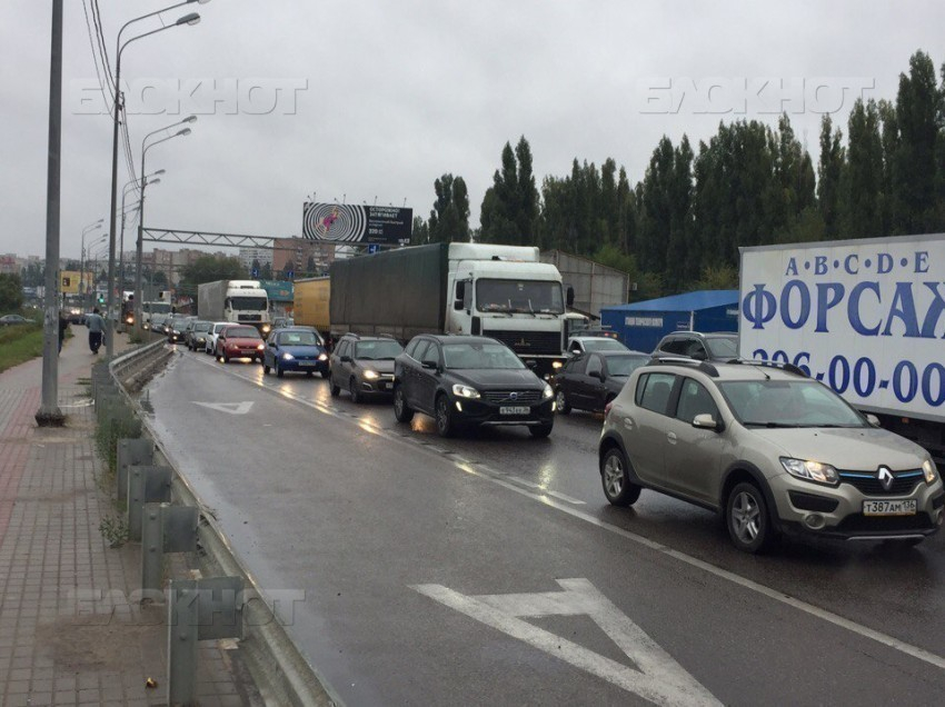 Воронежские автомобилисты хотят биотуалеты в пробке на Крестах
