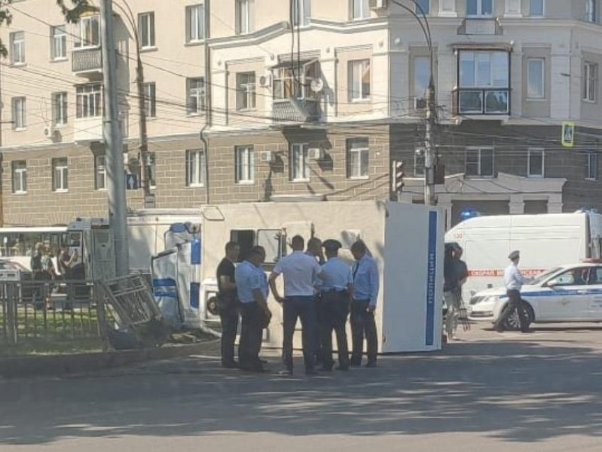 Автозак перевернулся в центре Воронежа - пострадали 4 человека